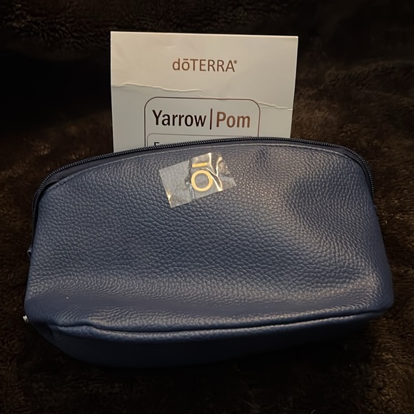 NWOT - 💙DOTERRA YARROW POM TRAVEL BAG💙 - Picture 2 of 6
